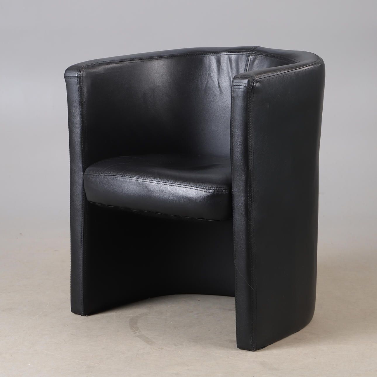 Sillón, cuero negro, Igo.