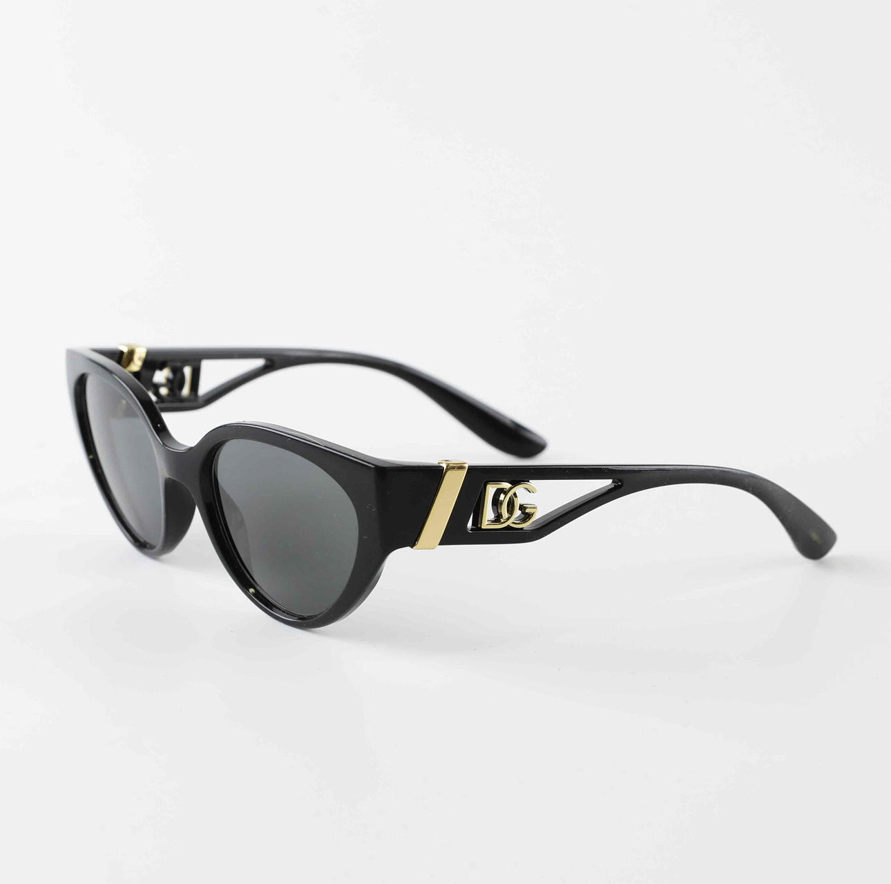 DOLCE & GABBANA. solglasögon, med DG Logo.