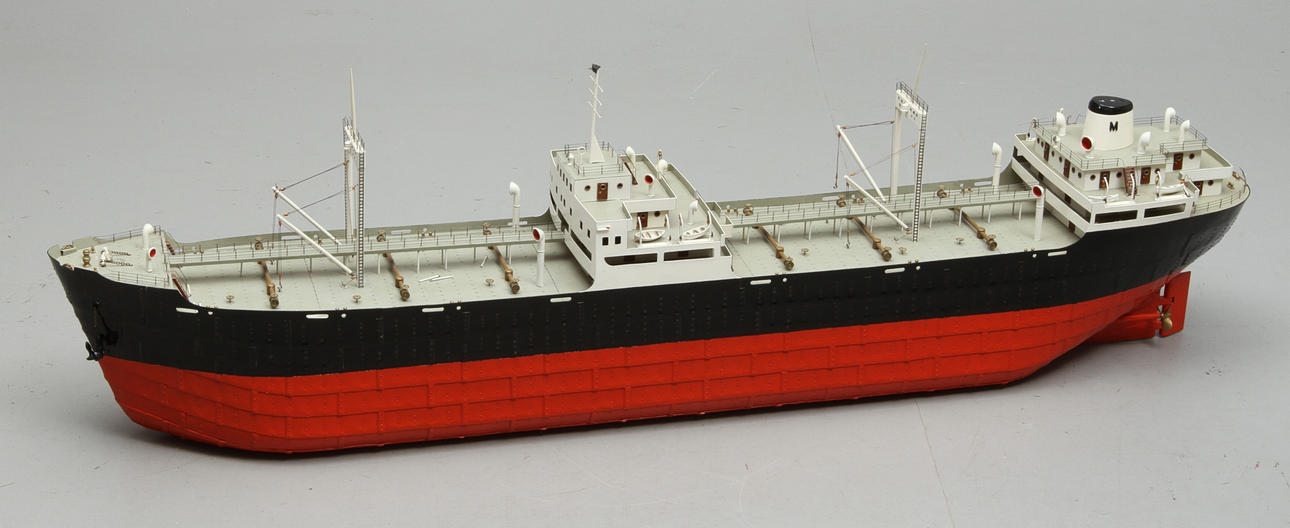 FARTYGSMODELL, tankbåt med nitat skrov. Svart och rödlackerad plåt. Skorstenen märkt ”M”. Troligen danskt rederi. Byggare: Erik Mogensen 1950-tal.