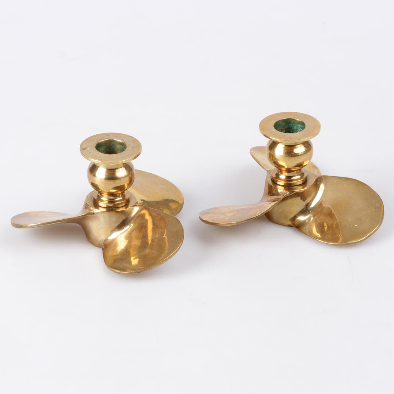 LJUSSTAKAR, ett par, mässing, propeller, 1900-tal.