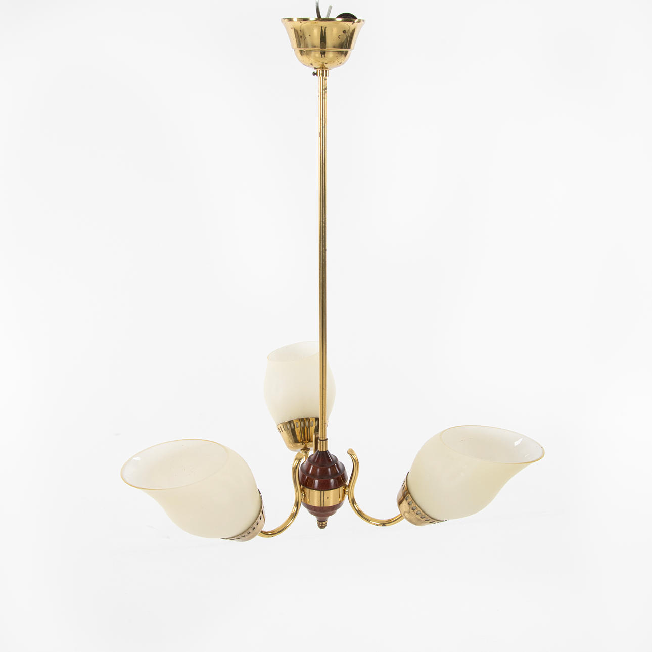 LOFTLAMPE, 3-armet, messing og træ, 1940/50'erne.