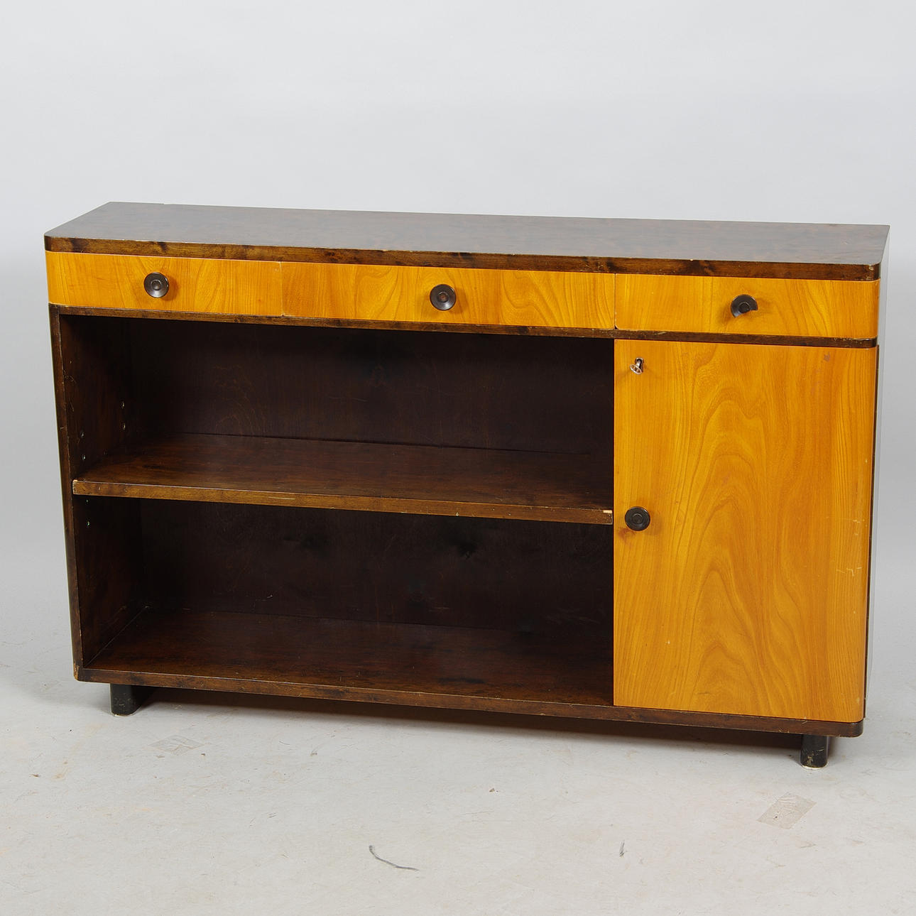 BOKHYLLA MED SKÅP, björk/alm, 1900-talets första hälft.