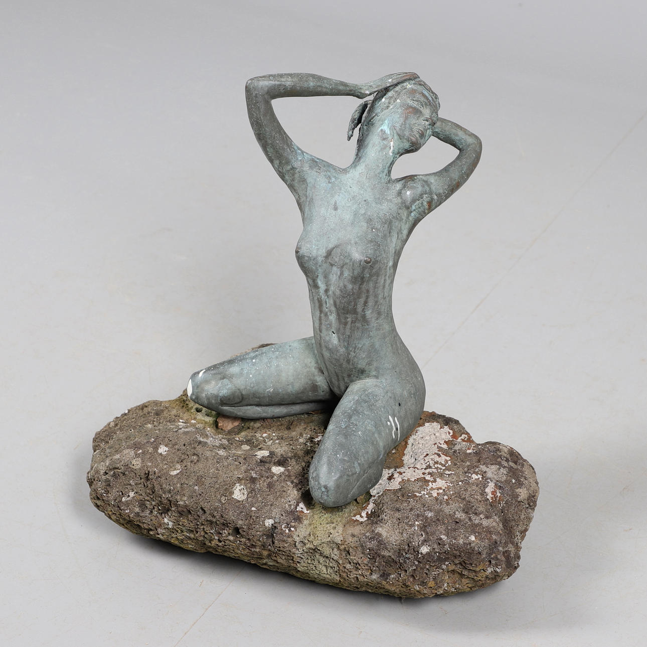 BILL OGILVIE (AUSTRALIAN, BORN 1935) - LARGE BRONZE SCULPTURE OF A NUDE.