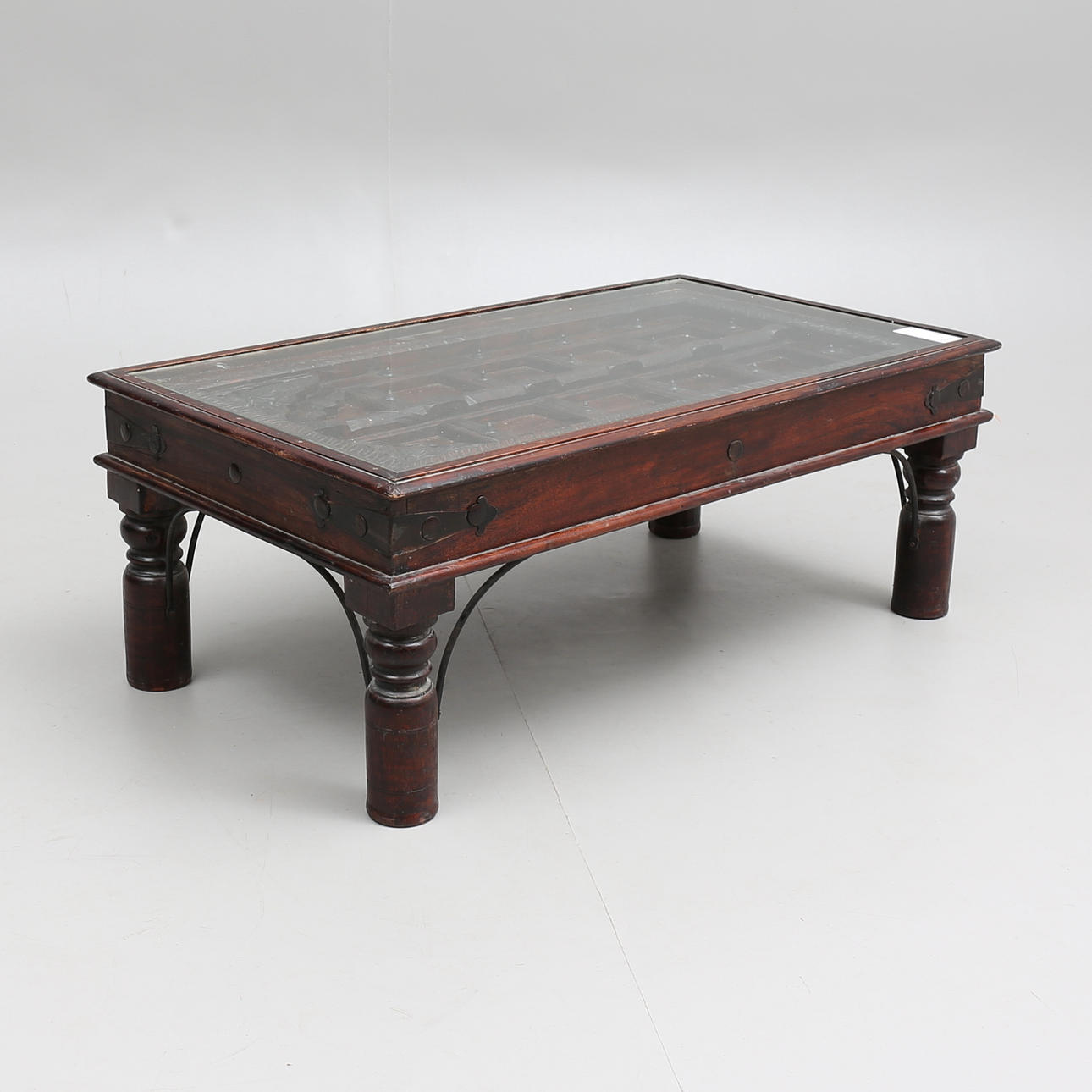 SOFFBORD med glasskiva, orientaliskt, indostil, 1900-talets senare del.