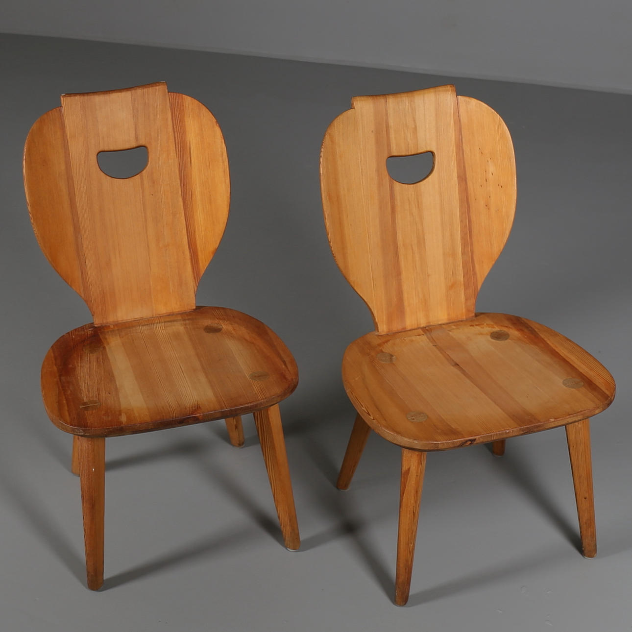 STOLAR i trä, ett par, Carl Malmsten, brännmärkt Svensk Fur, 1900-tal.