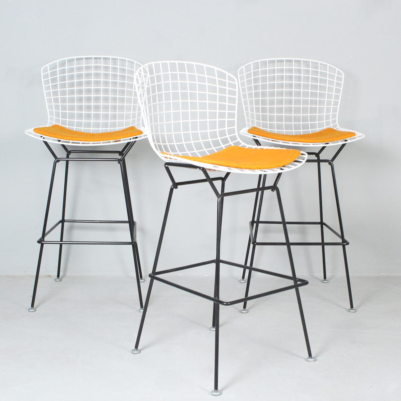 HARRY BERTOIA. Drei Barhocker.