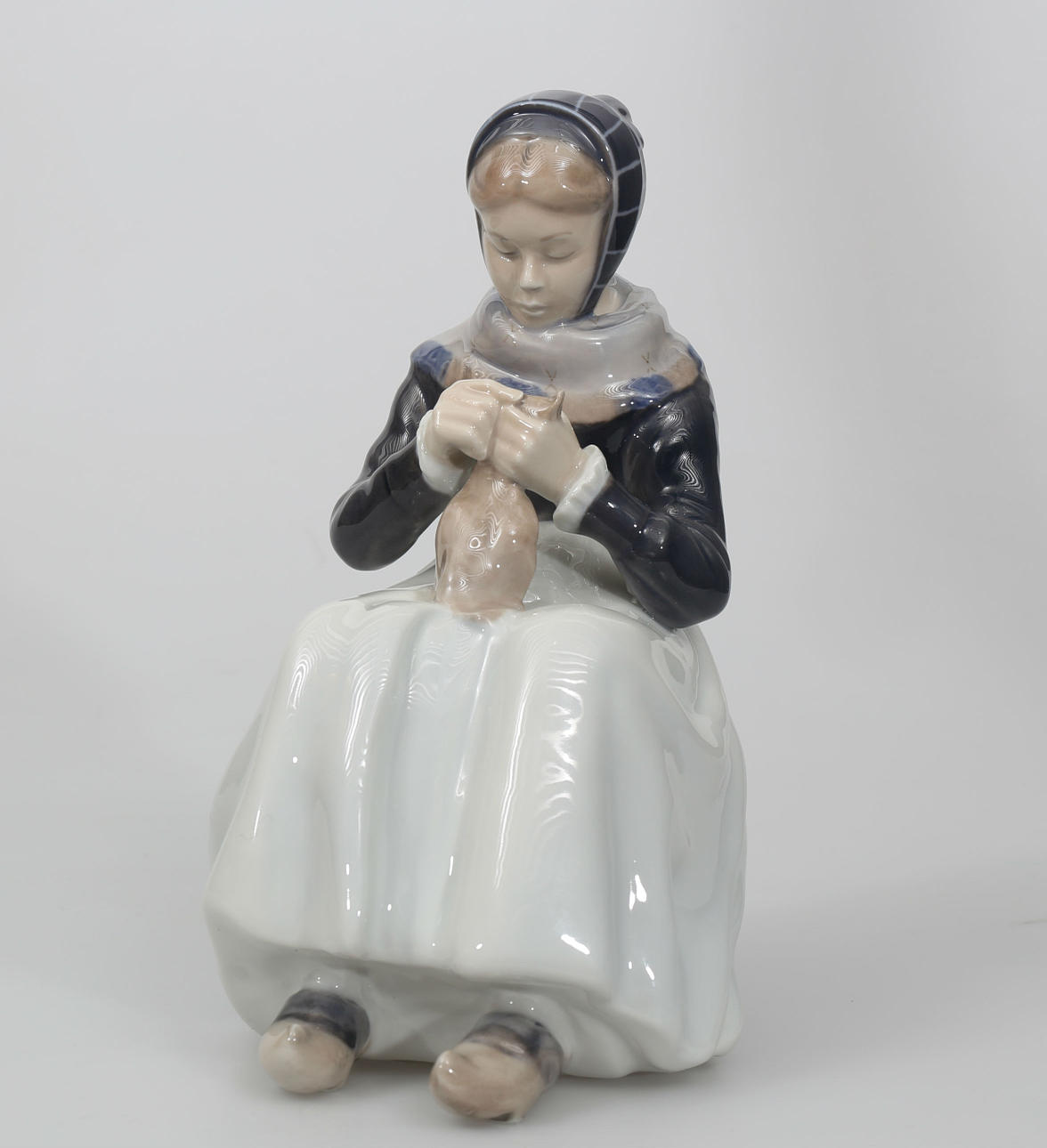 FIGURIN, porslin, Handarbetande kvinna, nummer 1317, Kunglig Dansk.