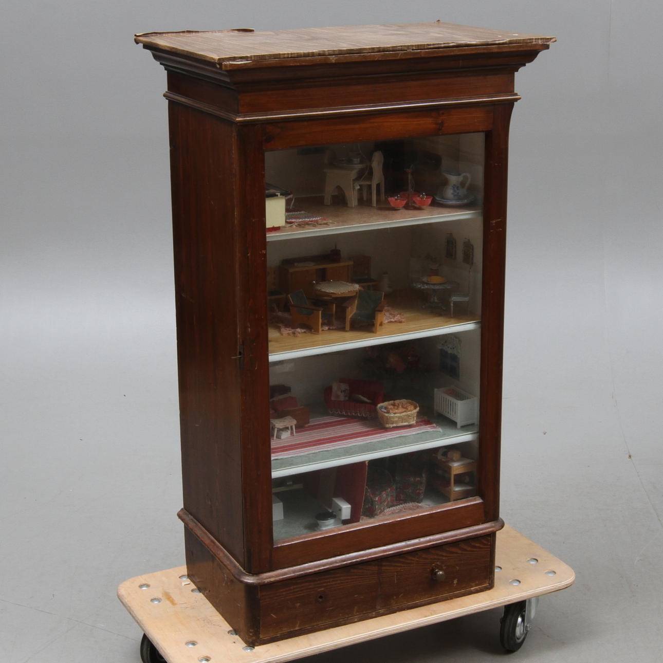 SKÅP med dockskåpsmöbler, 1800/1900-tal.