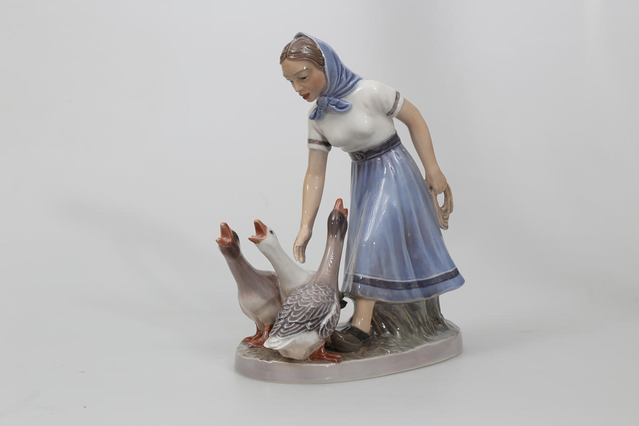 FIGURIN, porslin, Kvinna med gäss, nummer 1296, Dahl Jensen.