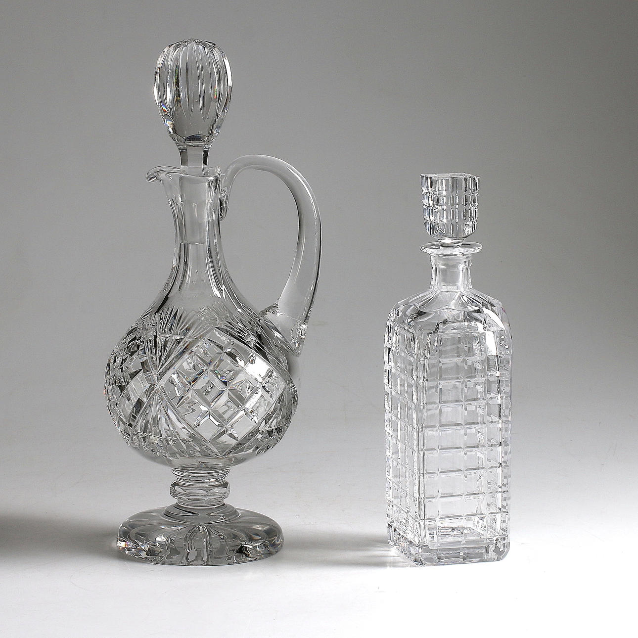 KARAFFER, 2 st, glas,v bl.a. "City", Vicke Lindstrand. 1900-tal.