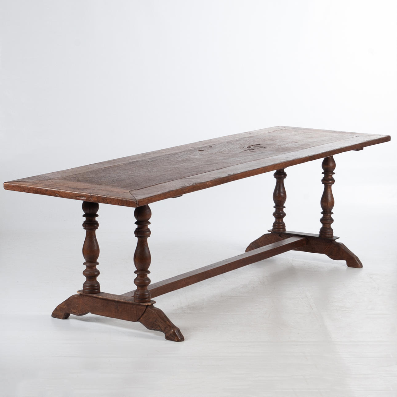 PITKÄ PÖYTÄ. Barokkityylinen.