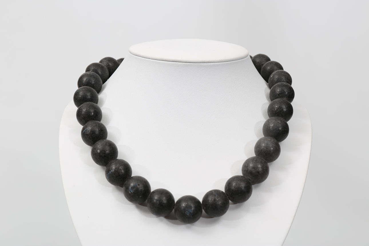 COLLIER, svarta stenkulor, 17 mm, 2000-tal.