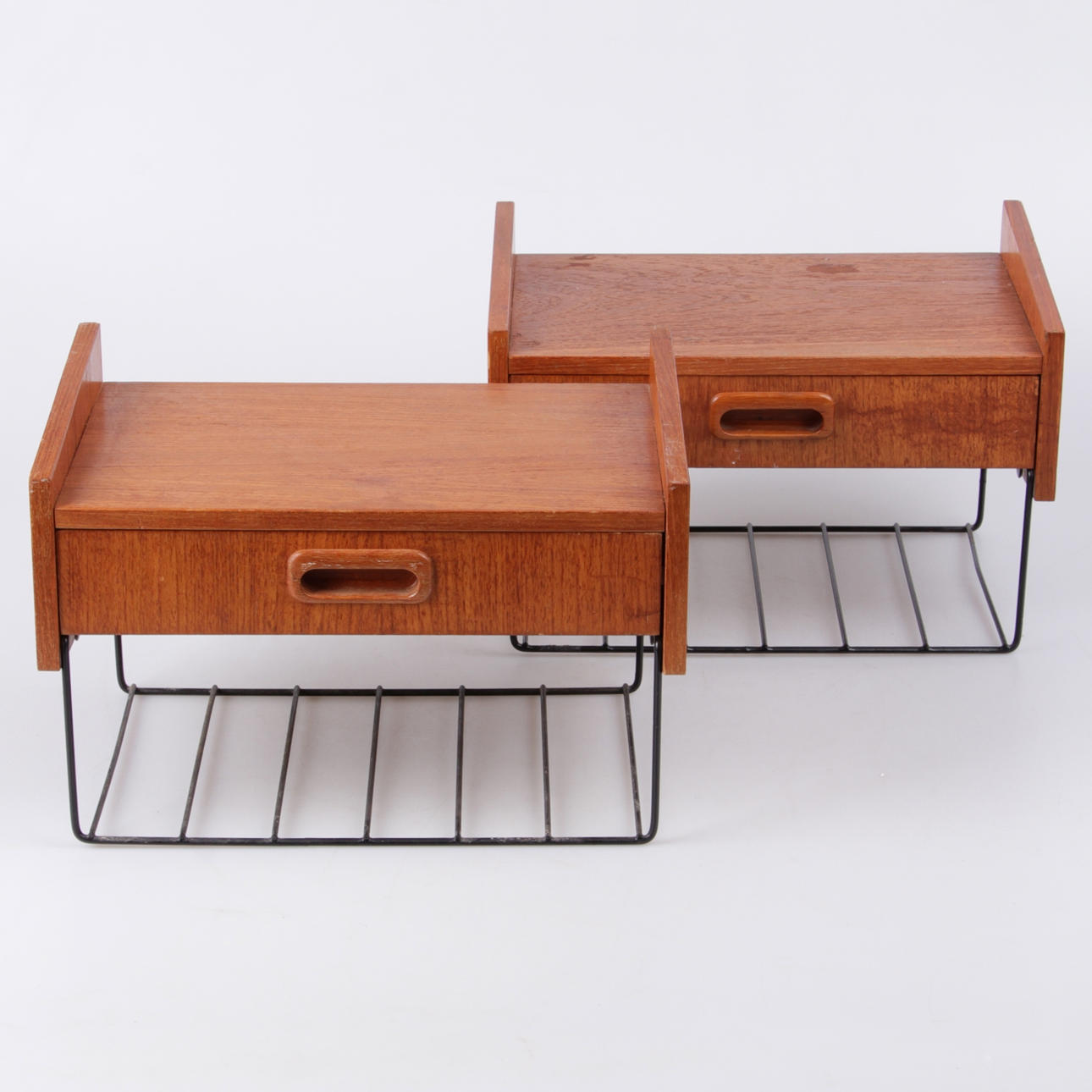 SÄNGBORD, ett par, teak och string, vägghängning, 1900-talets andra hälft.