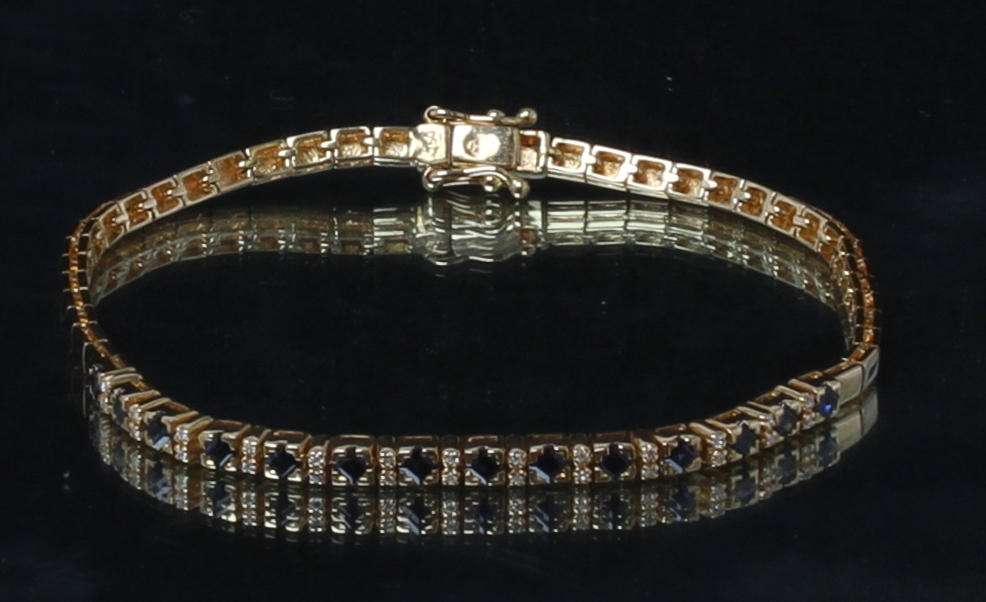 ARMBAND, 18k guld med safirer och mindre diamanter. Vikt 9,3 gram.