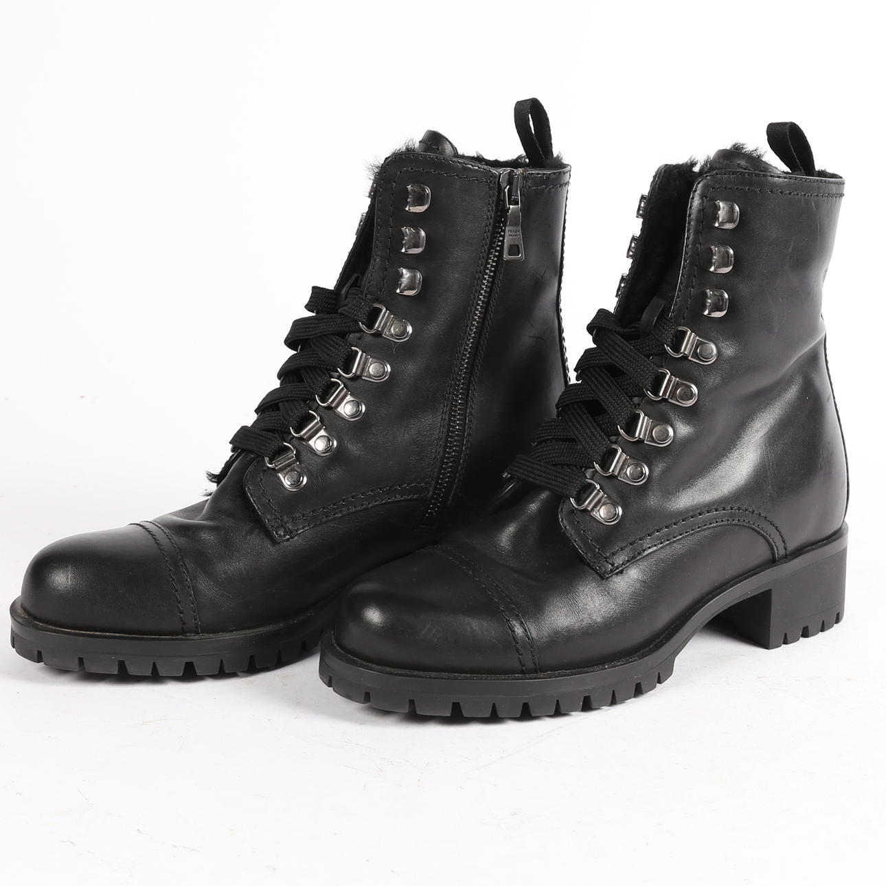 ET PAR FÅRESKINDFOREDE PRADA STØVLER.