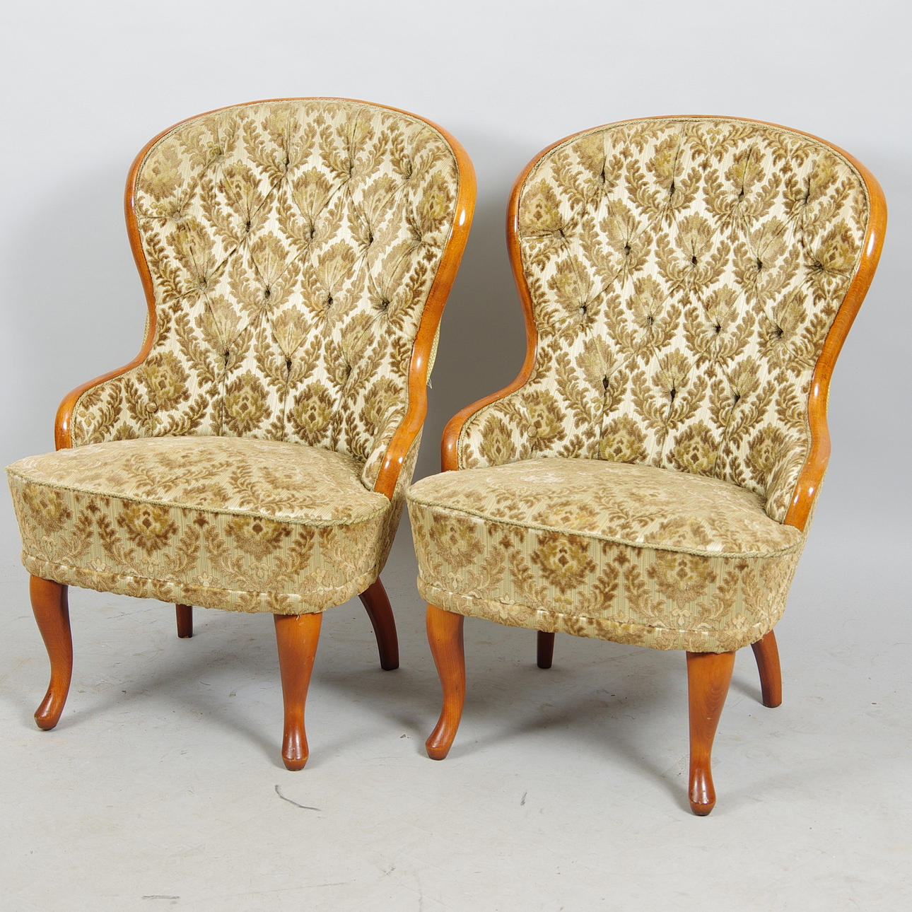 EMMASTOLAR, 1 par, mahogny med skulpterad plysch.