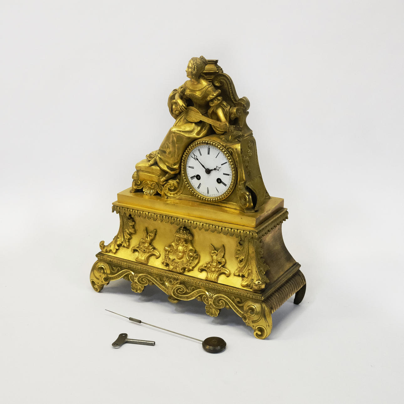 TABLE CLOCK. PARIS, 19TH CENTURY, GILT BRASS.