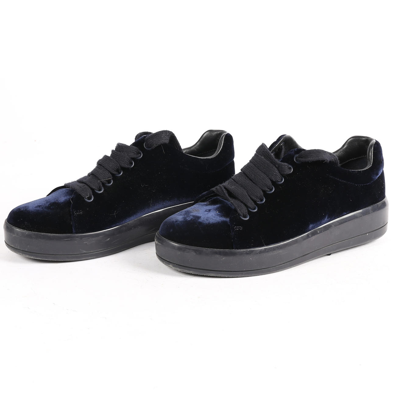 ET PAR PRADA BLÅ VELOUR SNEAKERS.