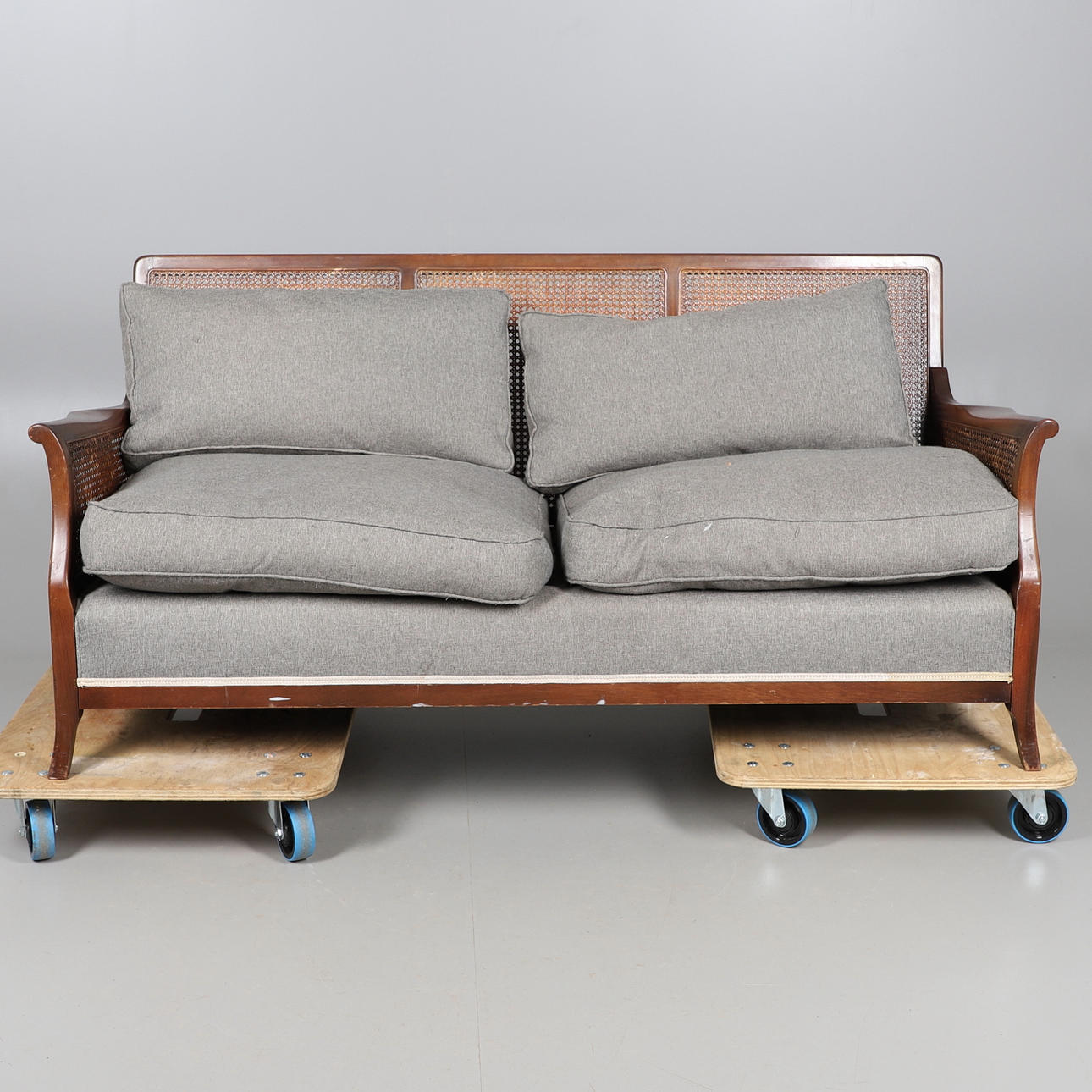 EN BEGERE SOFFA MED LÖSA KUDDAR.