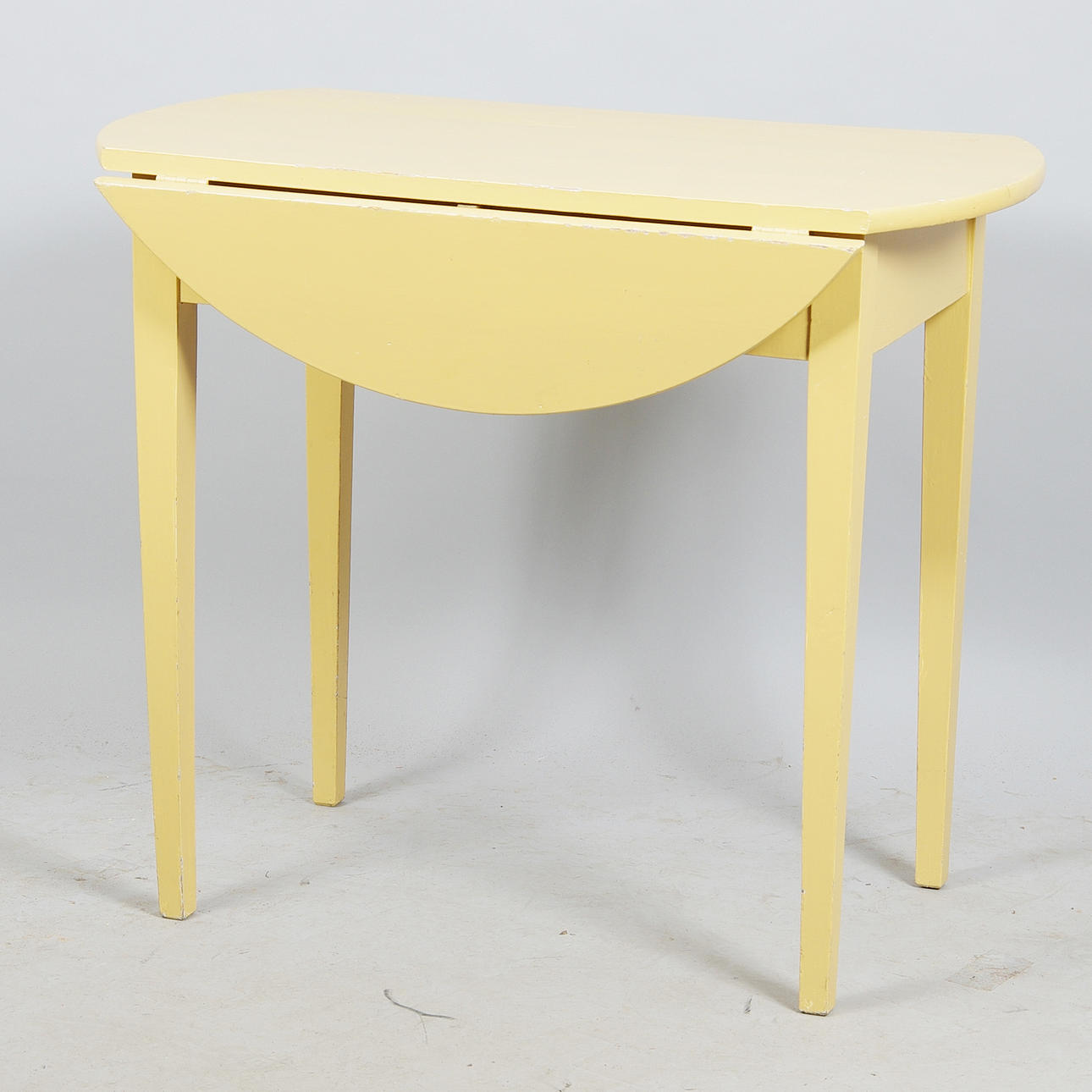 BORD MED KLAFFAR, fur, tidigt 1900-tal.