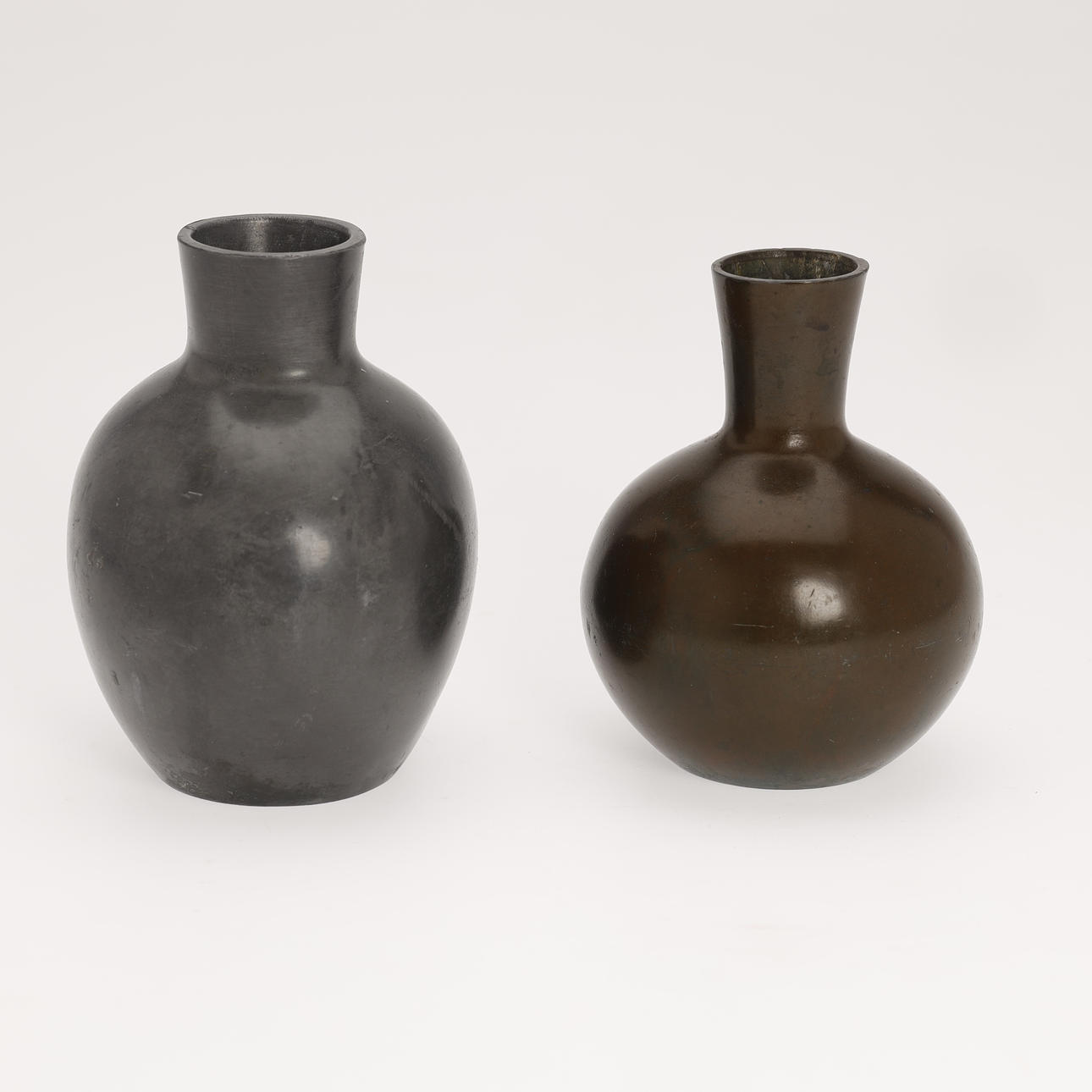 JUST ANDERSEN. 2 stk. vaser, Just Andersen, tin og diskometal, Danmark, (2).