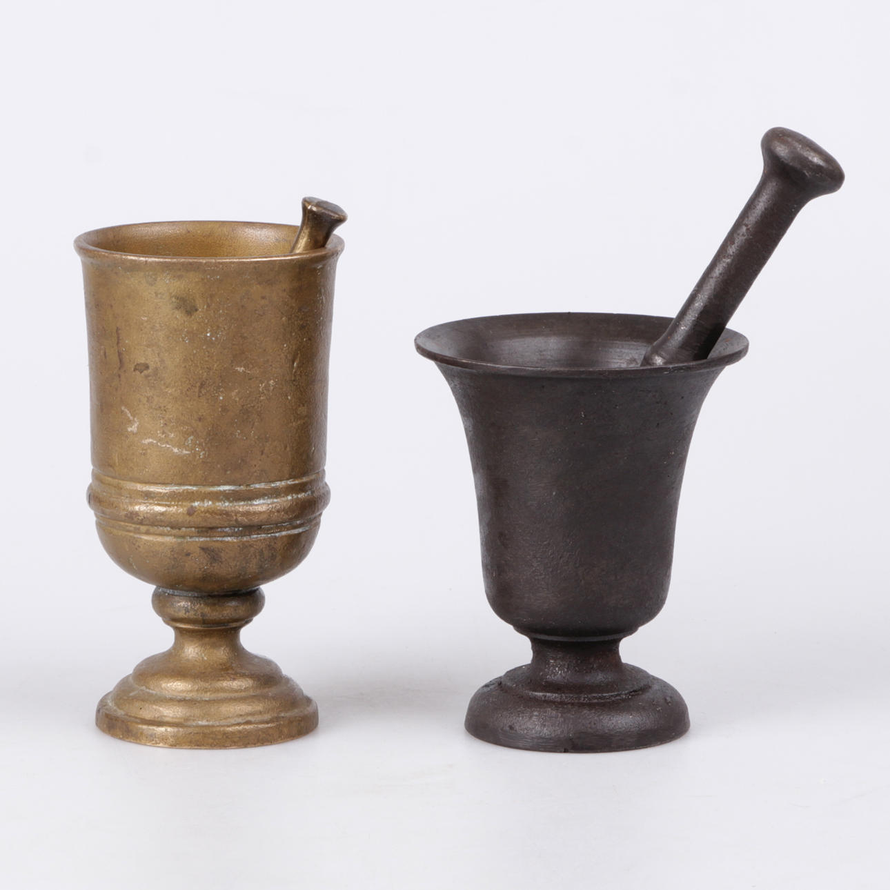 MORTLAR, 2 st. Gjutjärn samt malm, 1900-talets första hälft.