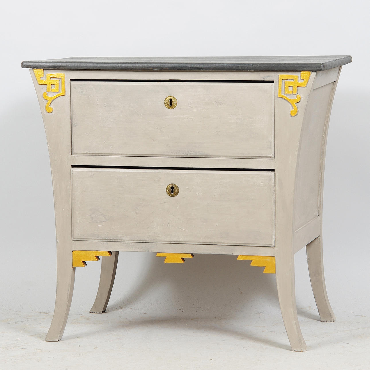 BYRÅ, 2-lådig, gråmålad, orientalisk stil.