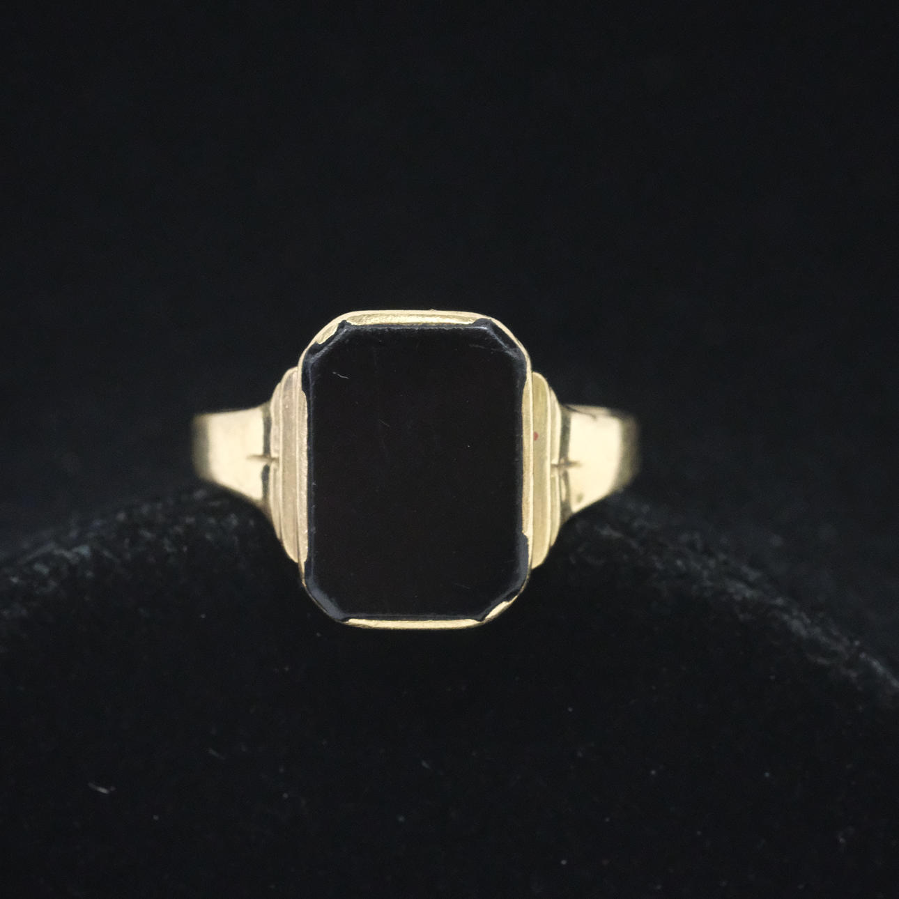 RING, 18 KARAT GOLD MIT ONYX, GÖTEBORG 1944.