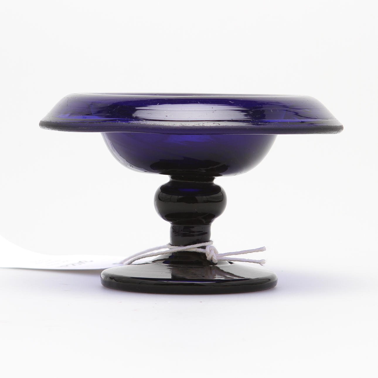 SKÅL PÅ FOT, blåtonad glasmassa. 1800-tal.