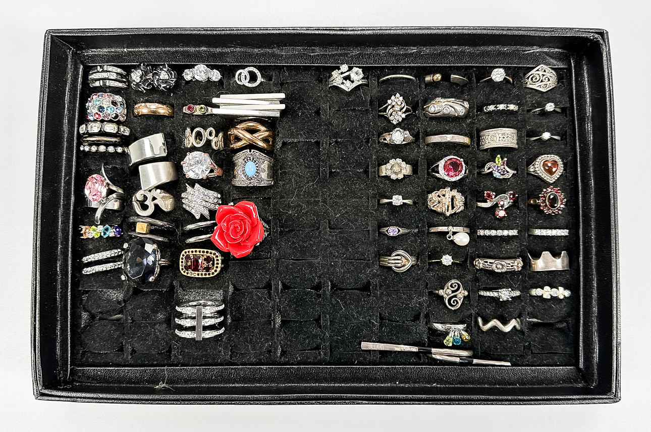 RINGS, 60 pcs, partly silver.