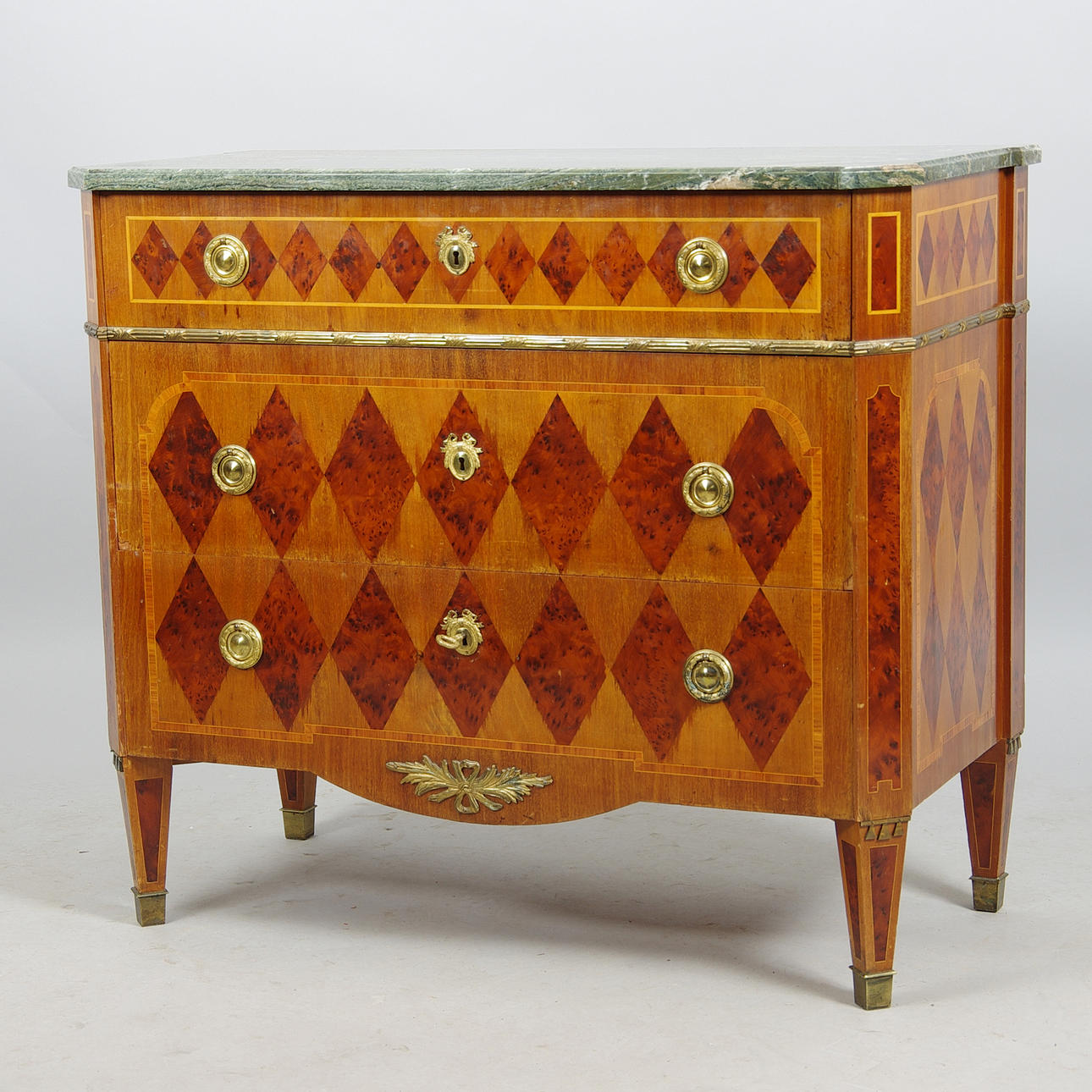 BYRÅ, 3-lådig, mahogny med intarsia/bronser, gustaviansk stil.