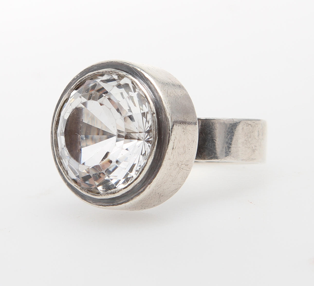 ANDERS HÖGBERG. Ring, sterlingsilver och slipad bergkristall. Göteborg 1981.