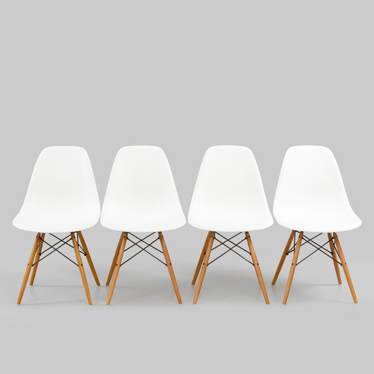 CHARLES & RAY EAMES. Stole, 4 stk., „DSW“, Vitra, stemplet.