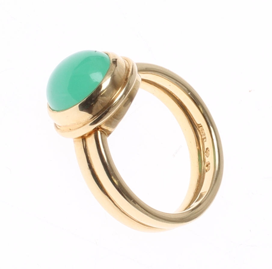 RING, 18k guld med grön agat. Vikt 10,2 gram.