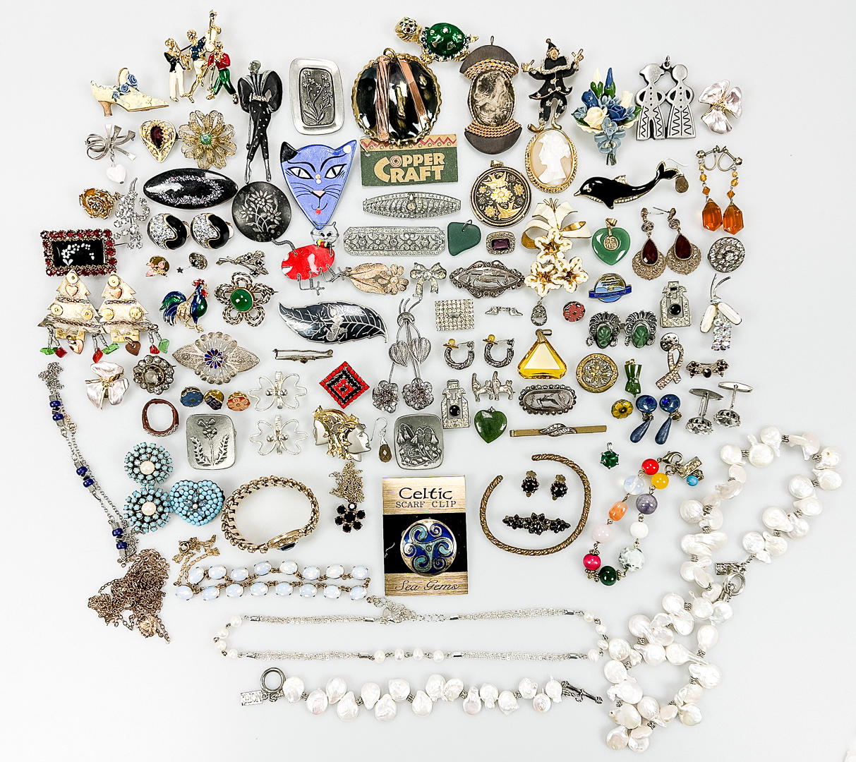 BIJOUTERIER, 95 pieces, 883 grams. Bl and silver.