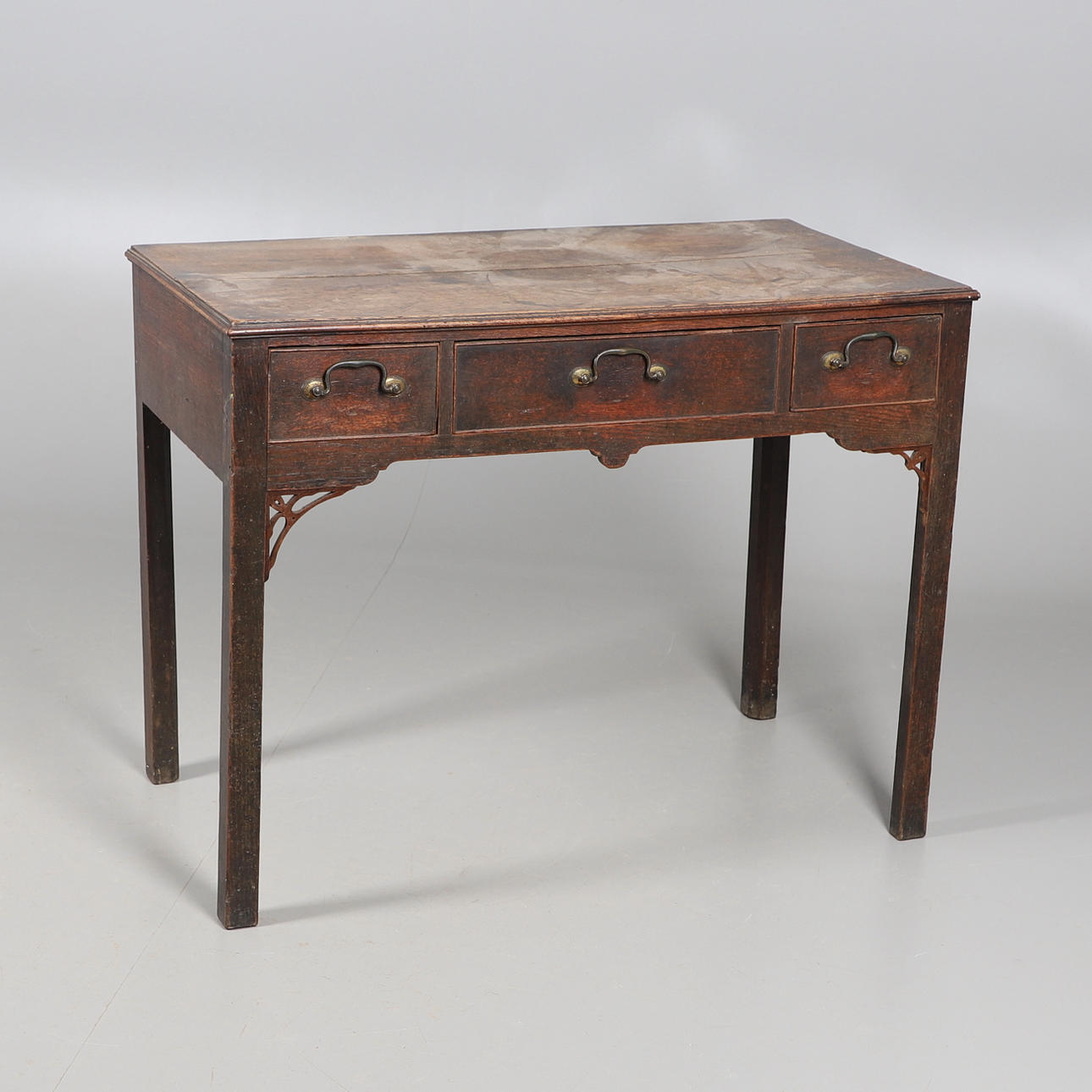 UN LOWBOY DE ROBLE GEORGIANO.