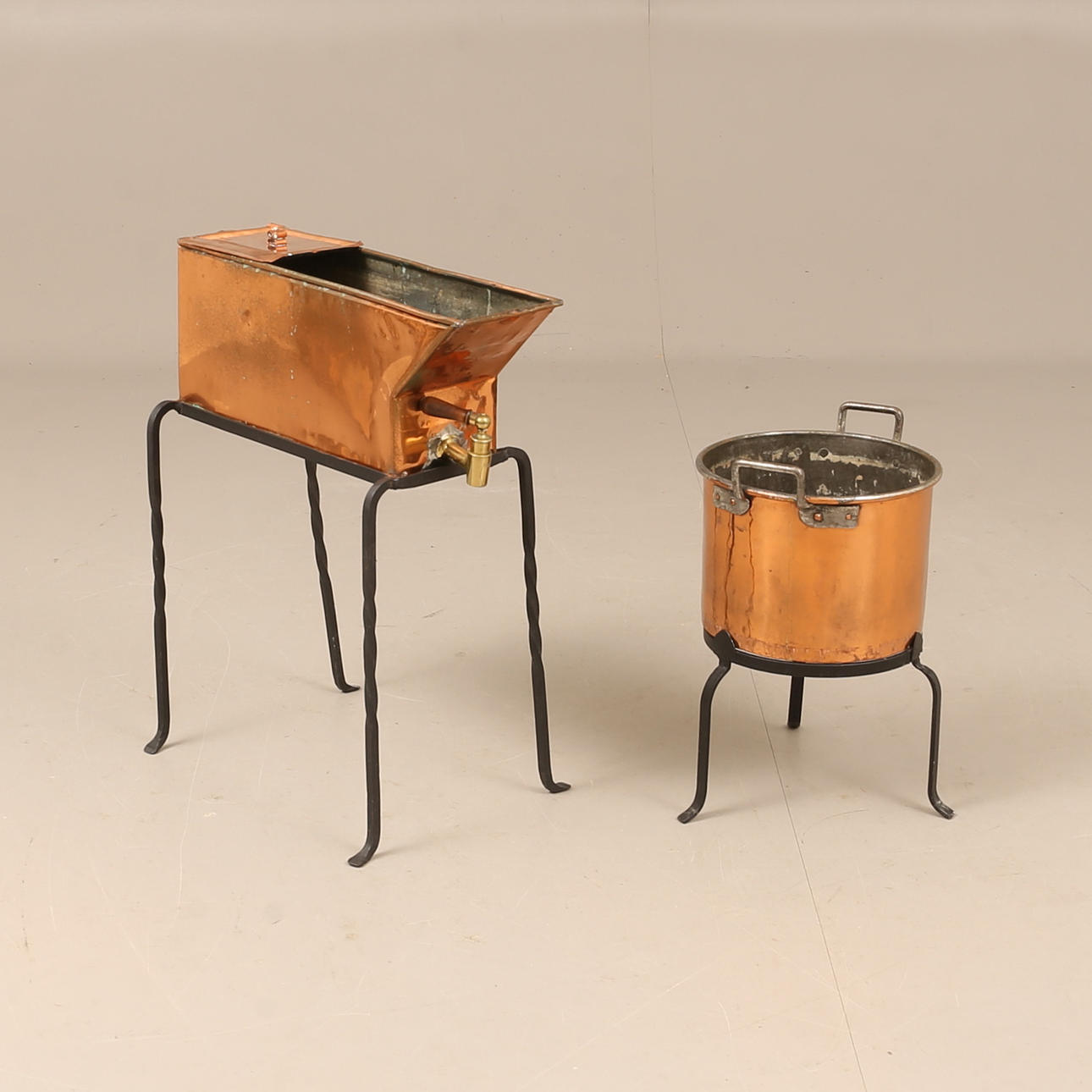 VATTENRESERVOAR. BALJA. Koppar på smidesställning.