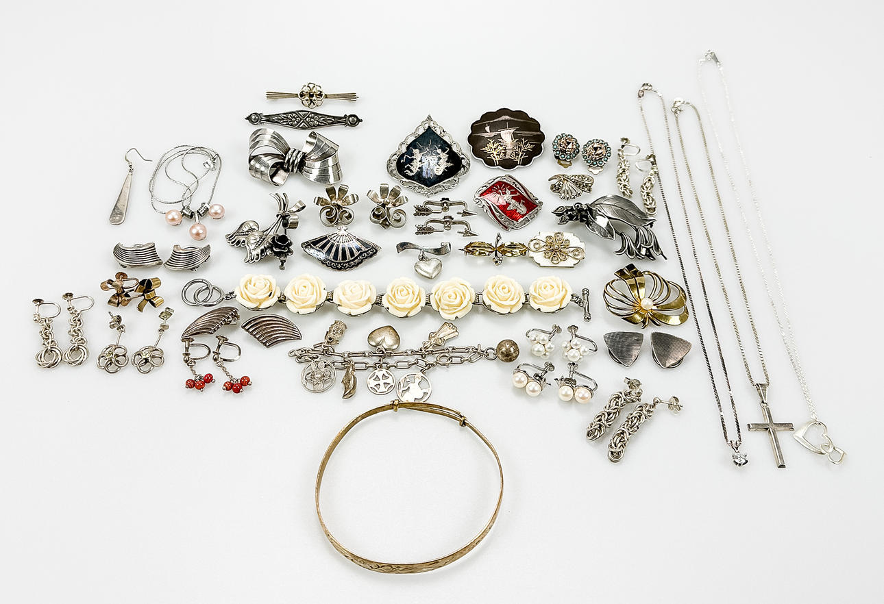 BIJOUTERIER, silver + brosch i 8k guld.