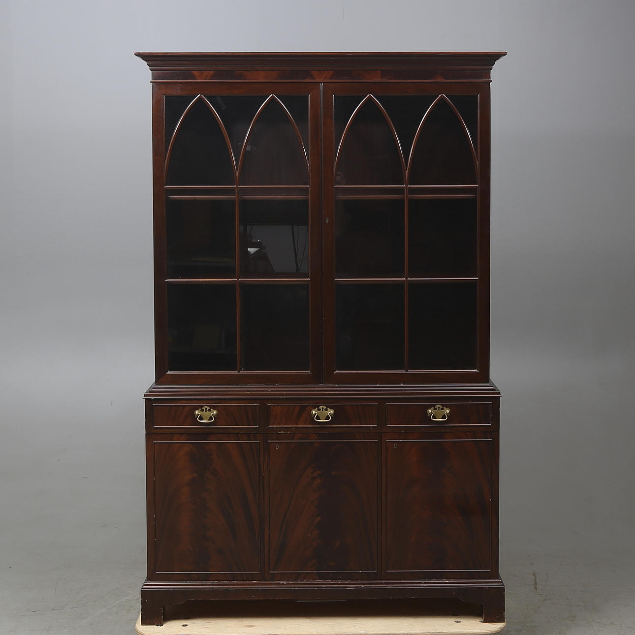 MATSALSSKÅP, engelsk stil, Oscar Edv. Ekelunds snickerifabriks AB, Virserum, 1900-tal.