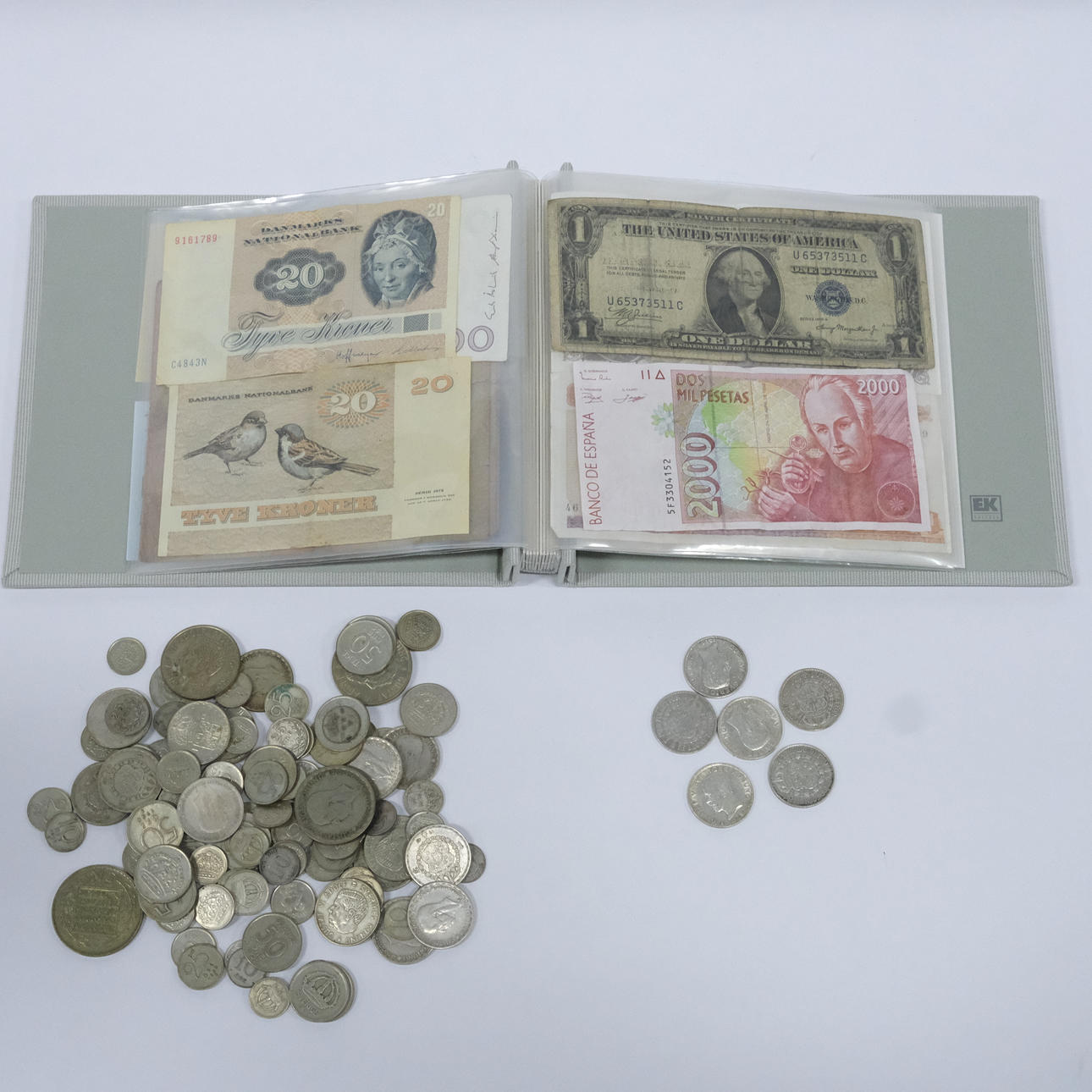 MASSER AF SVENSKE SØLVMØNTER OG PENGESEDLER.