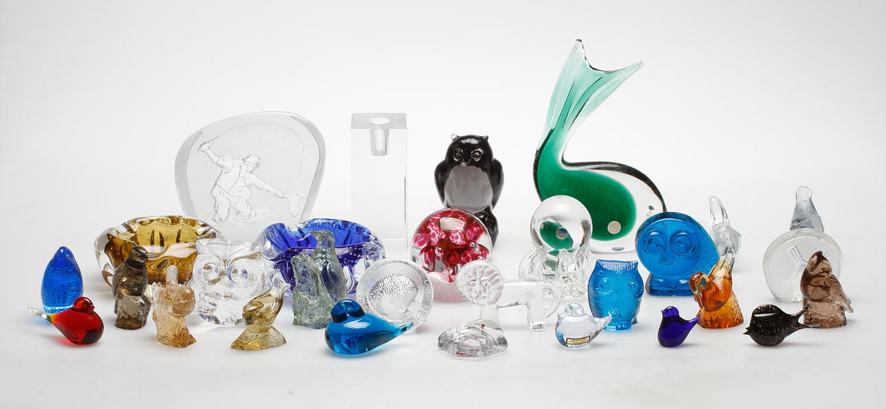 FIGURINER, LJUSSTAKE och BREVPRESS, 29 st. Glas, 1900-tal.