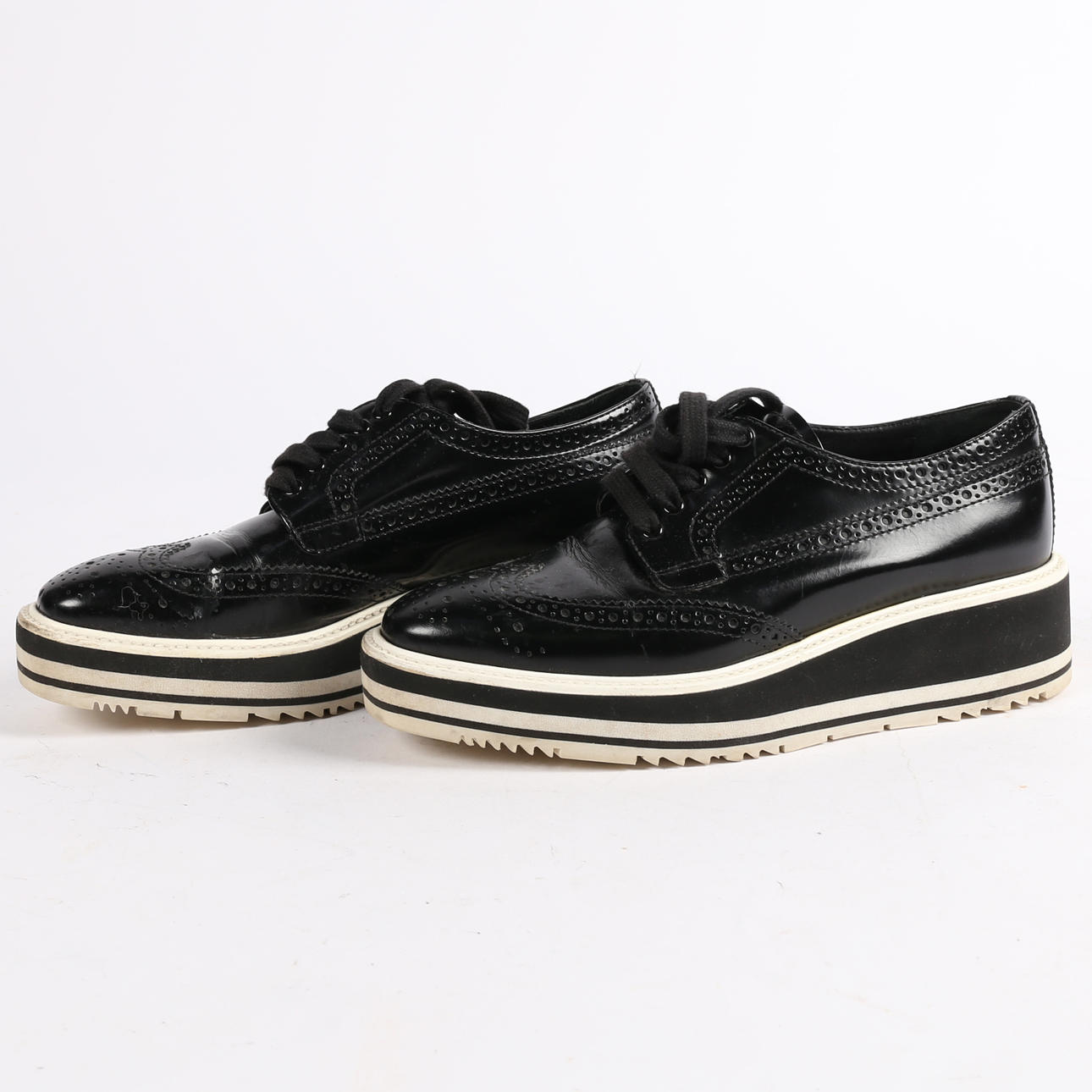 ETT PAR PRADA PLATTFORM BROGUE SKOR.