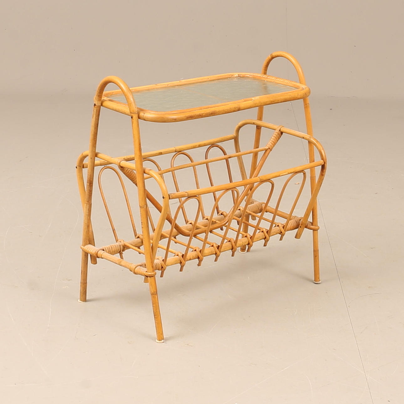 TIDNINGSSTÄLL, glas och bambu.