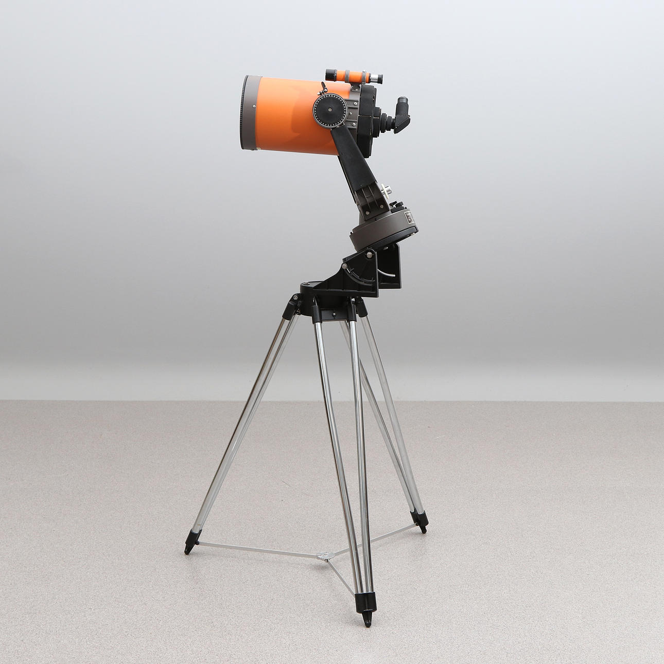 SCHMIDT-CASSEGRAIN TELESCOPE, CELESTRON-8. 2000mm f-10. With stand. Two bags and a box are included.