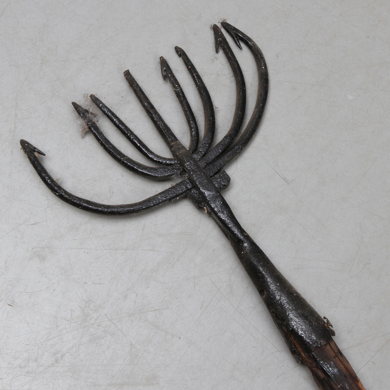 LJUSTER, järn med träskaft, 1800-tal.