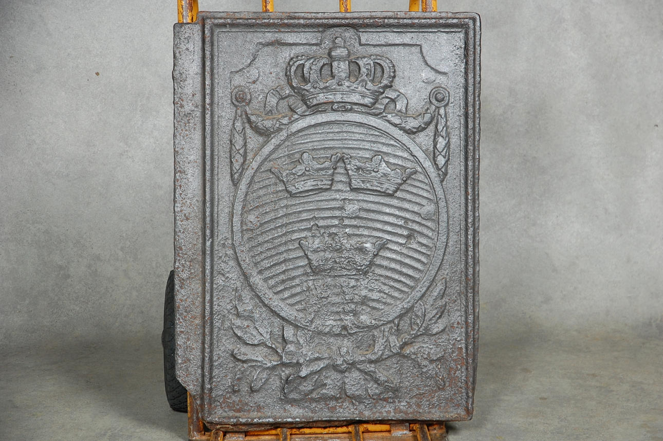 SÄTTUGNSPLATTA, med lilla riksvapnets Tre Kronor i medaljong 1700-tal.