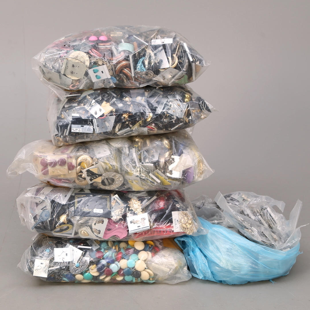 BIJOUTERIER, ett parti, ca 2000 örhängen/broscher.