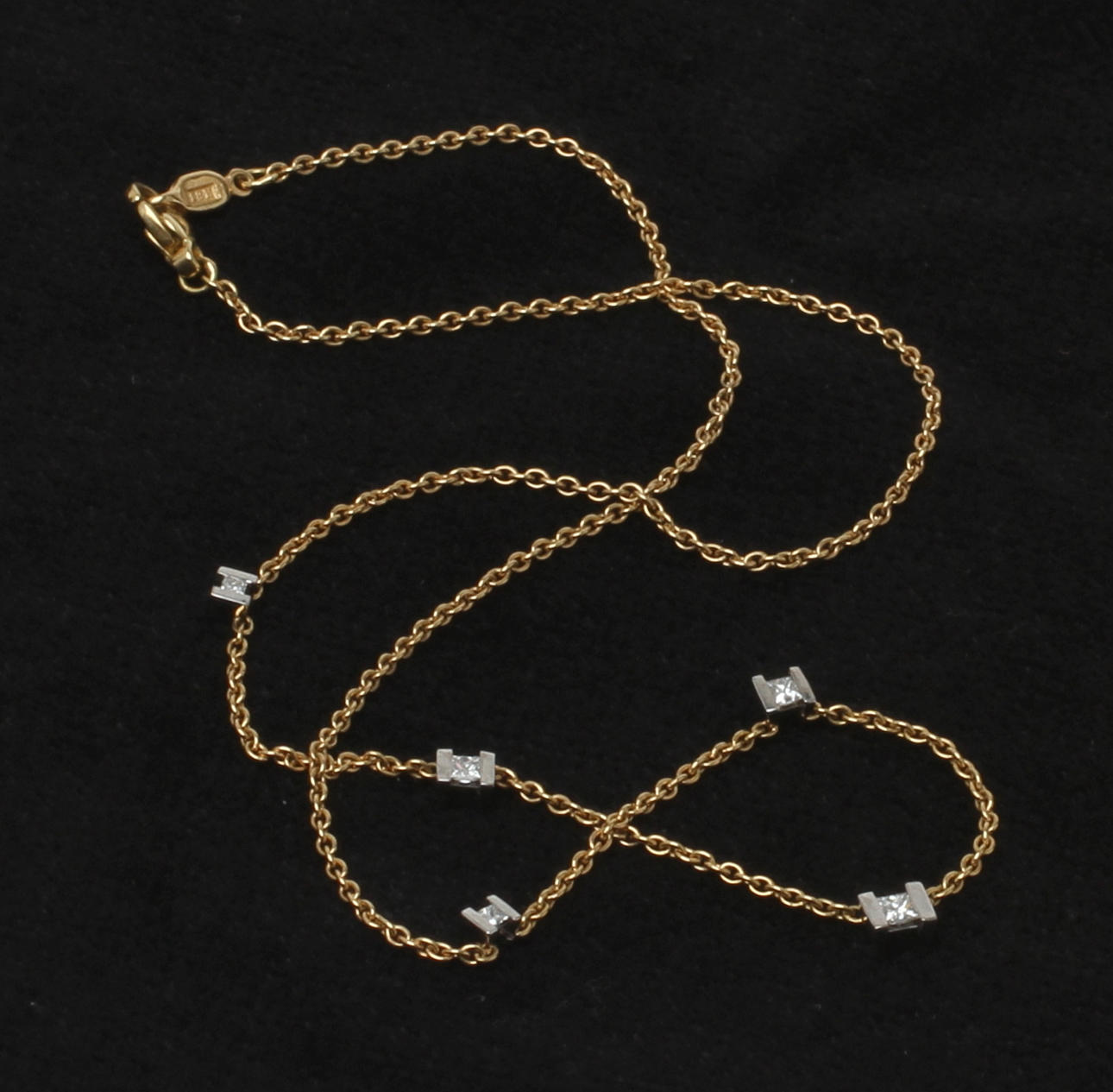 HALSBAND, 18k guld med vitguldinfattade princesslipade diamanter. Engelbert, Stockholm. Vikt 5,8 gram.