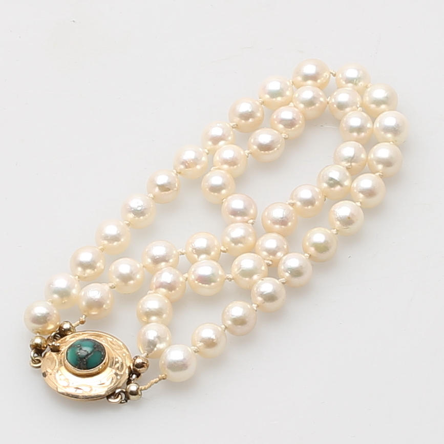 ARMBAND, odlade saltvattenpärlor, med lås i 14K gulguld samt turkos.