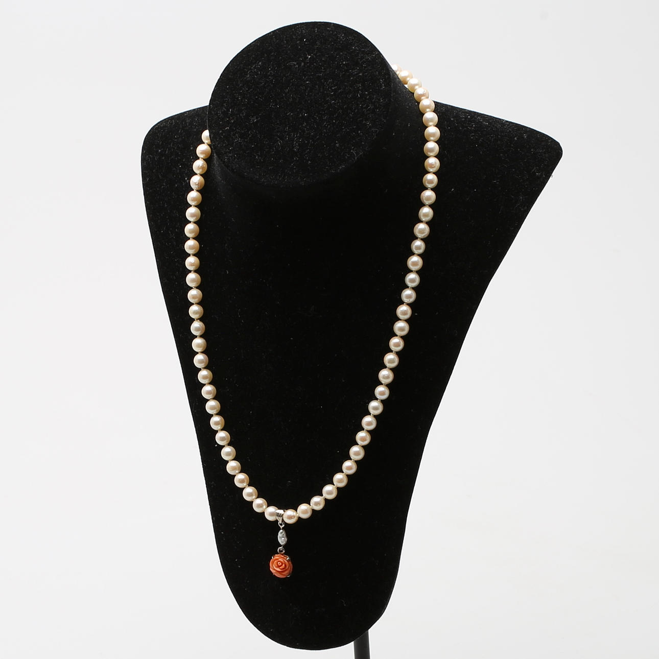 PÄRLCOLLIER, saltvattenodlade akoyapärlor, lås i 14K gulguld, hänge i korall.